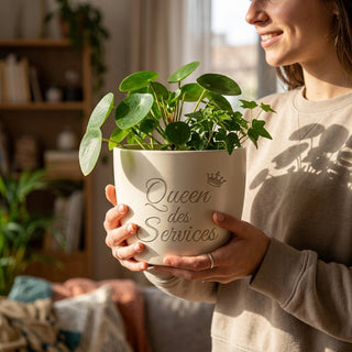 Personalisierter Blumentopf „Queen des Services“ — Geschenk Restaurantfachfrau — im Wohnambiente
