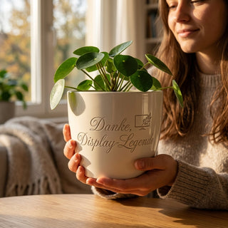 Personalisierter Blumentopf mit Gravur — Danke-Geschenk Visual Merchandiser — im Wohnambiente