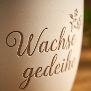 Personalisierter Blumentopf mit Gravur — Geschenk Forstwirt Abschied — Detailaufnahme