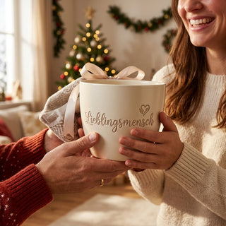 Personalisierter Blumentopf mit Lieblingsmensch-Gravur — Geschenk für Freundin — als persoenliche Geschenk-Uebergabe