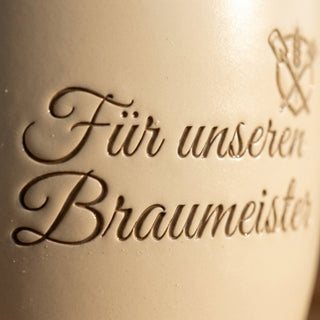 Persönliches Geschenk für Bierbrauer – Gravur: Für unseren Braumeister — Detailaufnahme