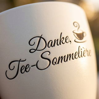 Personalisierter Blumentopf mit Gravur — Geschenk Tee-Sommelière Danke — Detailaufnahme