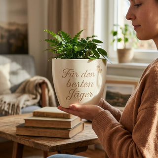 Personalisierter Blumentopf mit Gravur — Geschenk für Berufsjäger — im Wohnambiente