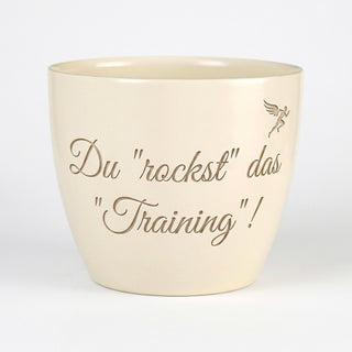 Personalisierter Blumentopf mit Gravur — Geschenk für Fitnesstrainerin — Detailansicht der Lasergravur