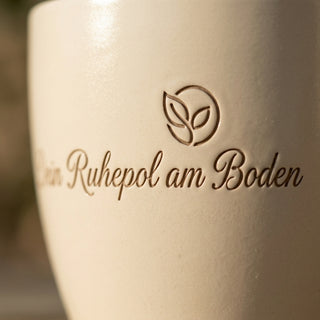 Personalisierter Blumentopf — Geschenk Flugbegleiterin mit Gravur — Detailaufnahme