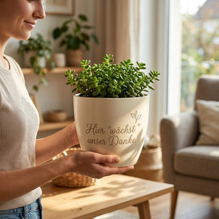 Personalisierter Blumentopf mit Gravur — Geschenk Master Dankeschön — im Wohnambiente