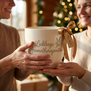 Personalisierter Blumentopf mit Gravur — Geschenk für Aromatherapeutin — geschenk_uebergabe