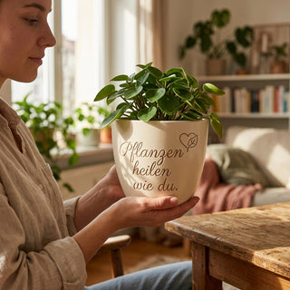 Personalisierter Blumentopf mit Gravur — Geschenk Heilerin — im Wohnambiente