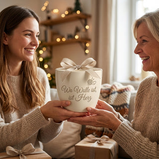 Blumentopf mit Gravur — Geschenk Strickerin »Wo Wolle ist, ist Herz« — als persoenliche Geschenk-Uebergabe