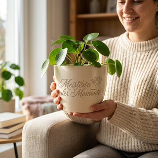 Personalisierter Blumentopf mit Gravur — Geschenk Zeremonienmeisterin Abschied — im Wohnambiente
