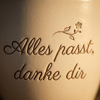 Personalisierter Blumentopf mit Gravur — Danke Geschenk Änderungsschneiderin — Detailaufnahme