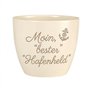 Personalisierter Blumentopf mit Gravur 'Moin Hafenheld' — Geschenk Hafenarbeiter — Detailansicht der Lasergravur