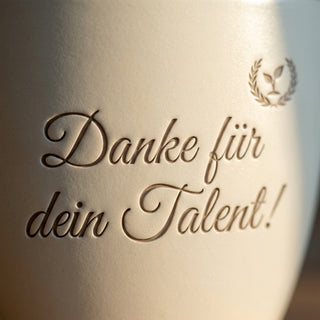 Personalisierter Blumentopf mit Gravur — Geschenk Visagistin Danke & Abschied — Detailaufnahme
