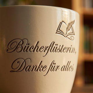 Personalisierter Blumentopf mit Gravur — Geschenk Buchhändlerin Abschied Dankeschön — Detailaufnahme
