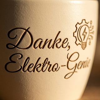Personalisierter Blumentopf — Geschenk Elektrotechniker Abschied Dank — Detailaufnahme