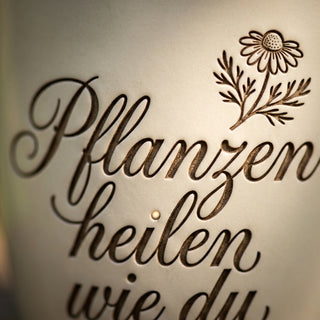 Personalisierter Blumentopf mit Gravur — Geschenk für Apothekerin — nahaufnahme