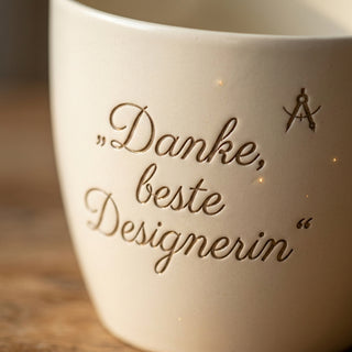 Personalisierter Blumentopf mit Gravur — Danke Geschenk für Webdesignerin — Detailaufnahme