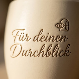 Personalisierter Blumentopf mit Gravur — Geschenk Radiologin Abschied — Detailaufnahme
