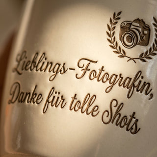 Personalisierter Blumentopf mit Gravur — Geschenk Fotografin Danke Abschied — Detailaufnahme