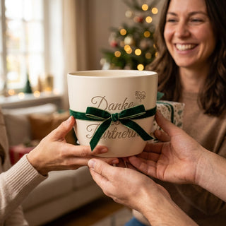 Personalisierter Blumentopf mit Gravur — Geschenk Geschäftspartnerin Dankeschön — als persoenliche Geschenk-Uebergabe