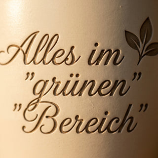 Persönliches Geschenk für Buchhalterin – Gravur: Alles im grünen Bereich — Detailaufnahme