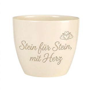 Personalisierter Blumentopf mit Gravur — Geschenk Steinmetz zur Pensionierung — Detailansicht der Lasergravur