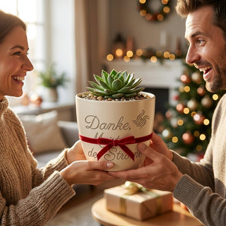 Personalisierter Blumentopf mit Gravur — Geschenk Elektroingenieur Abschied — als persoenliche Geschenk-Uebergabe