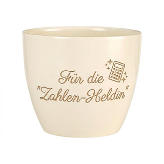 Personalisierter Blumentopf mit Gravur — Geschenk Steuerfachangestellte — Detailansicht der Lasergravur