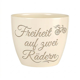 Personalisierter Blumentopf mit Gravur — Geschenk Bikerin Geburtstag Motorrad — Detailansicht der Lasergravur