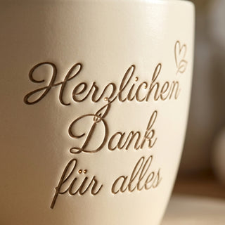 Persönlicher Blumentopf mit Gravur für die Empfangsdame – Herzlichen Dank für alles — Detailaufnahme