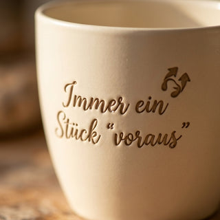 Personalisierter Blumentopf mit Gravur — Geschenk große Schwester zum Geburtstag — Detailaufnahme