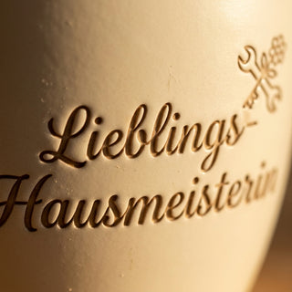 Personalisierter Blumentopf mit Gravur 'Lieblings-Hausmeisterin' — Geschenk für Hausmeisterin — Detailaufnahme