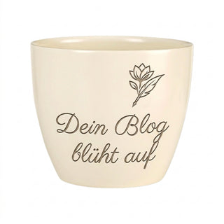 Personalisierter Blumentopf mit Gravur — Geschenk für Bloggerin & Content Creator — Detailansicht der Lasergravur
