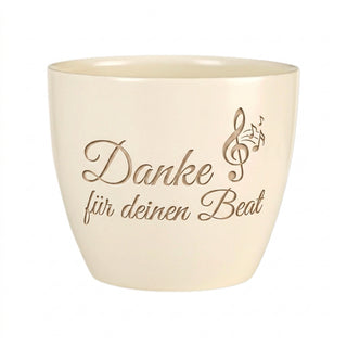 Personalisierter Blumentopf mit Gravur — Danke-Geschenk für Schlagzeuger — Detailansicht der Lasergravur