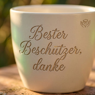 Personalisierter Blumentopf mit Gravur - Geschenk für Personenschützer — Detailaufnahme