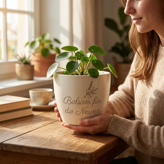 Personalisierter Blumentopf mit Gravur — Geschenk für Neurologen — im Wohnambiente