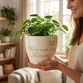 Personalisierter Blumentopf mit Gravur — Geschenk Notfallsanitäter — im Wohnambiente