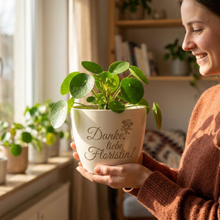 Personalisierter Blumentopf mit Gravur — Geschenk für Floristin zum Dankeschön — im Wohnambiente