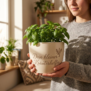 Personalisierter Blumentopf — Geschenk Küchenhilfe mit Gravur — im Wohnambiente