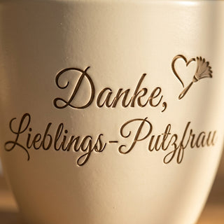 Personalisierter Blumentopf mit Gravur — Danke Geschenk für die Putzfrau — Detailaufnahme