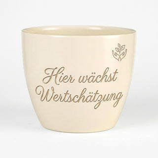 Personalisierter Blumentopf mit Gravur — Geschenk Geschäftsführerin — Detailansicht der Lasergravur