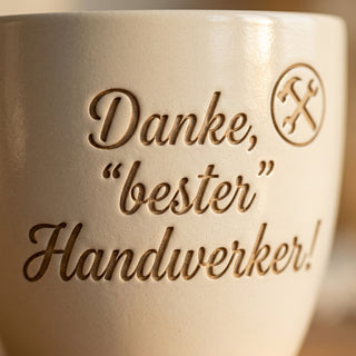 Personalisierter Blumentopf mit Gravur — Geschenk Haustechniker Dankeschön — Detailaufnahme