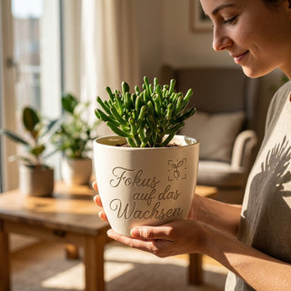 Personalisierter Blumentopf mit Gravur — Geschenk für Hobby-Fotografen — im Wohnambiente