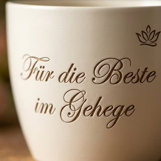 Personalisierter Blumentopf mit Gravur — Geschenk Zoowärterin Abschied — Detailaufnahme