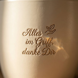 Personalisierter Blumentopf mit Gravur — Geschenk Sachbearbeiterin Abschied — Detailaufnahme
