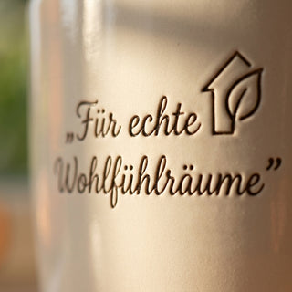 Personalisierter Blumentopf mit Gravur — Geschenk Raumausstatter & Einrichter — Detailaufnahme