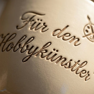 Personalisierter Blumentopf mit Gravur — Geschenk für Hobbykünstler — Detailaufnahme