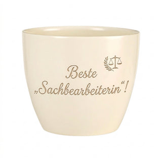 Personalisierter Blumentopf mit Gravur — Geschenk Sachbearbeiterin Abschied — Detailansicht der Lasergravur