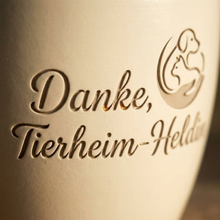 Personalisierter Blumentopf mit Gravur — Danke Geschenk für Tierheimmitarbeiterin — Detailaufnahme