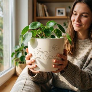 Personalisierter Blumentopf mit Gravur — Geschenk Berufskraftfahrer 'Immer gute Fahrt!' — im Wohnambiente